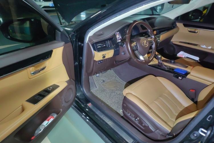 Used Lexus ES 2015 300h Comfort Edition Driver Seat