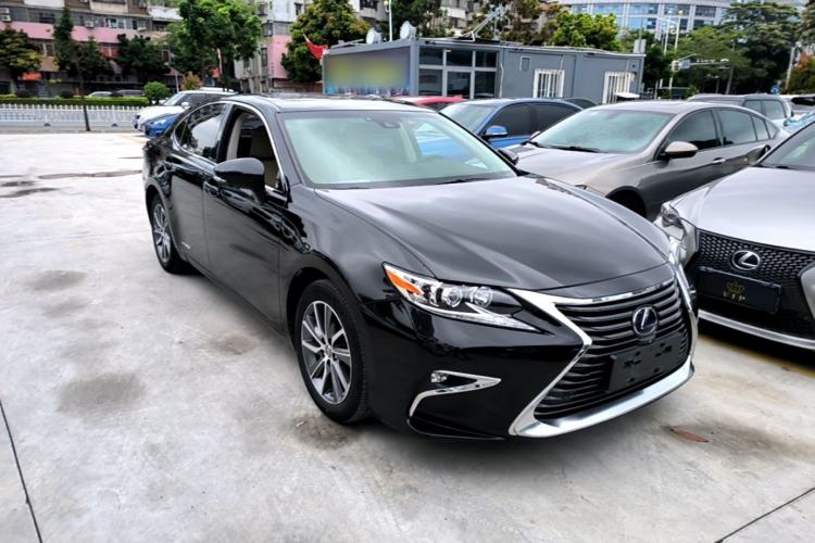 Used Lexus ES 2015 300h Comfort Edition Front Right 45 Deg