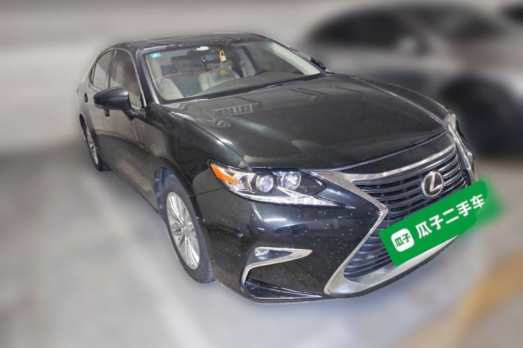 Used Lexus ES 2015 250 Elegant Edition Front Right 45 Deg