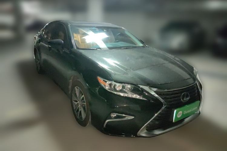 Used Lexus ES 2015 300h Comfort Edition Front Right 45 Deg