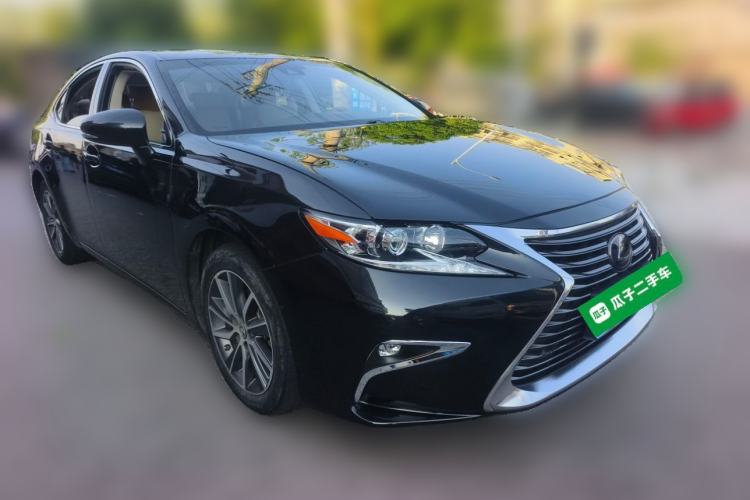 Used Lexus ES 2015 300h Comfort Edition Front Right 45 Deg