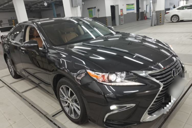 Used Lexus ES 2015 300h Comfort Edition Front Right 45 Deg