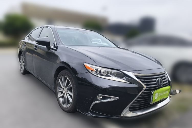 Used Lexus ES 2015 300h Luxury Edition Front Right 45 Deg