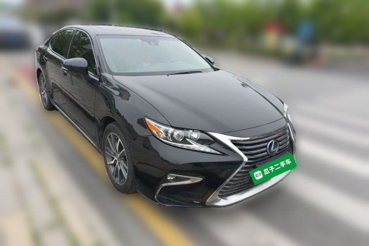 Used Lexus ES 2015 300h Comfort Edition Front Right 45 Deg