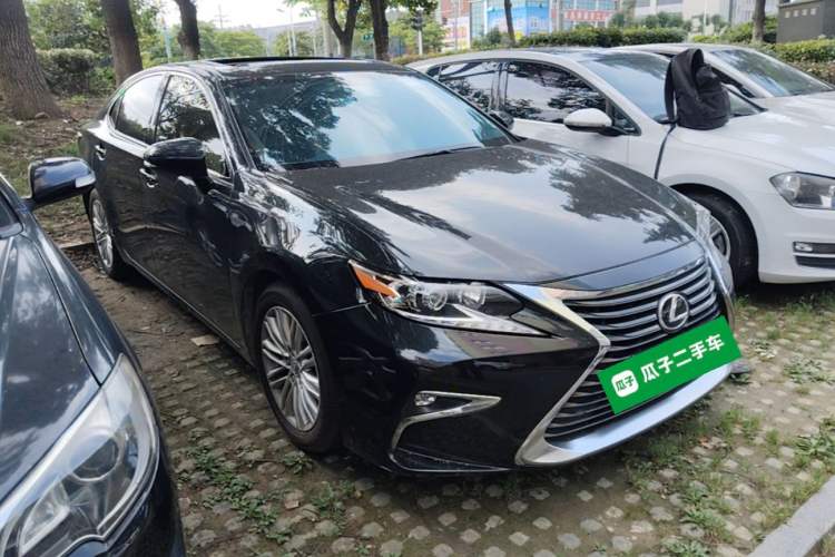 Used Lexus ES 2015 200 Elite Edition Front Right 45 Deg