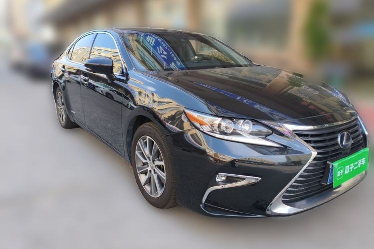 Used Lexus ES 2015 300h Comfort Edition Front Right 45 Deg