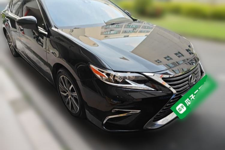 Used Lexus ES 2015 300h Comfort Edition Front Right 45 Deg