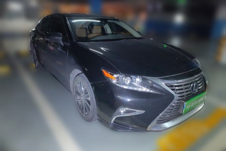 Used Lexus ES 2015 300h Comfort Edition Front Right 45 Deg