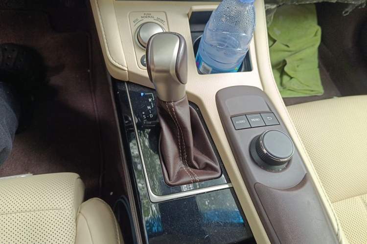 Used Lexus ES 2015 300h Comfort Edition Gear Lever
