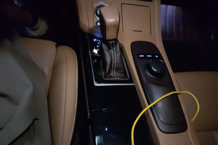 Used Lexus ES 2015 300h Comfort Edition Gear Lever