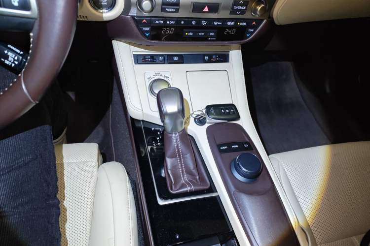 Used Lexus ES 2015 250 Elegant Edition Gear Lever