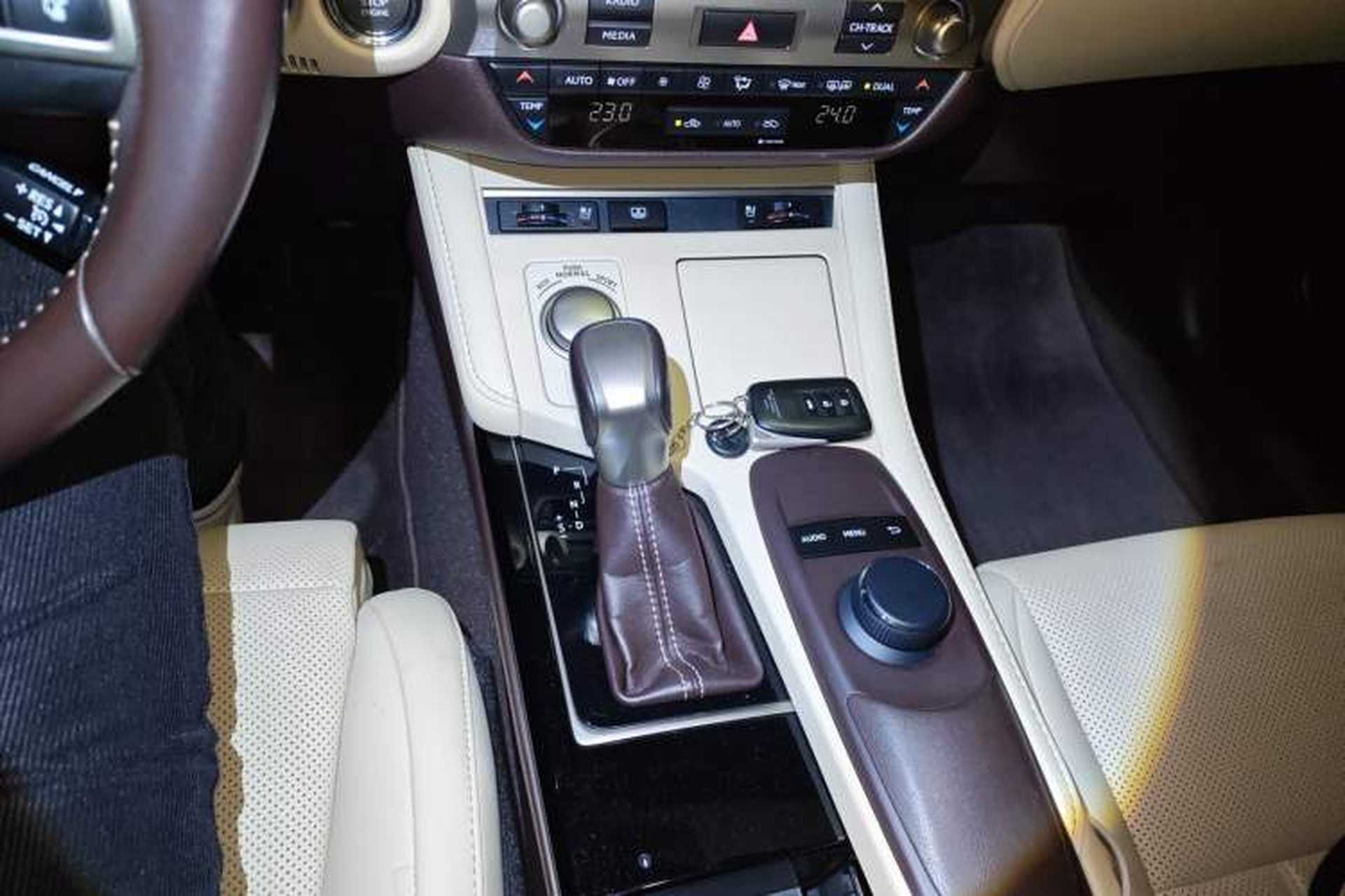Used Lexus ES 2015 250 Elegant Edition Gear Lever