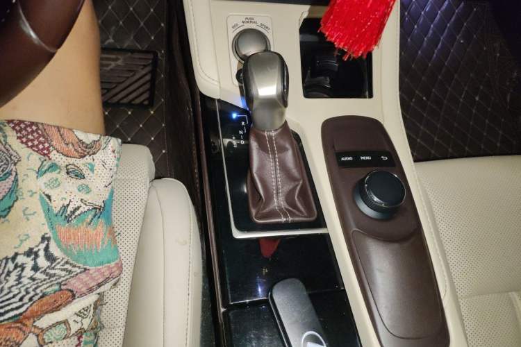 Used Lexus ES 2015 300h Comfort Edition Gear Lever
