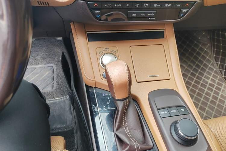 Used Lexus ES 2015 200 Comfort Edition Gear Lever