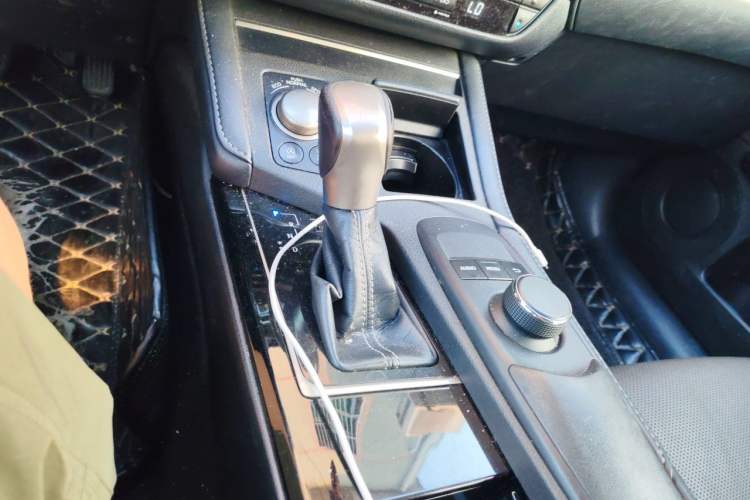 Used Lexus ES 2015 200 Elite Edition Gear Lever
