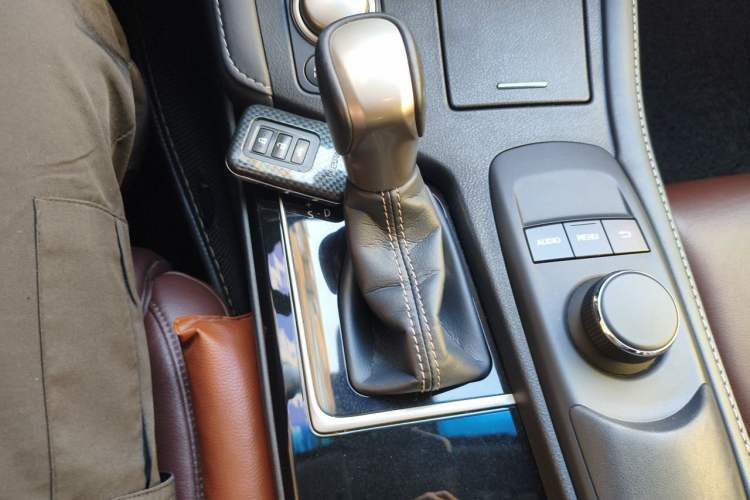 Used Lexus ES 2015 300h Comfort Edition Gear Lever