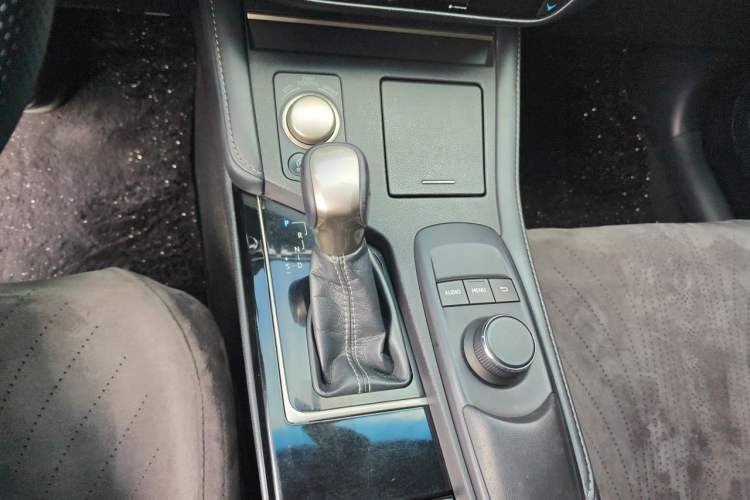 Used Lexus ES 2015 200 Comfort Edition Gear Lever