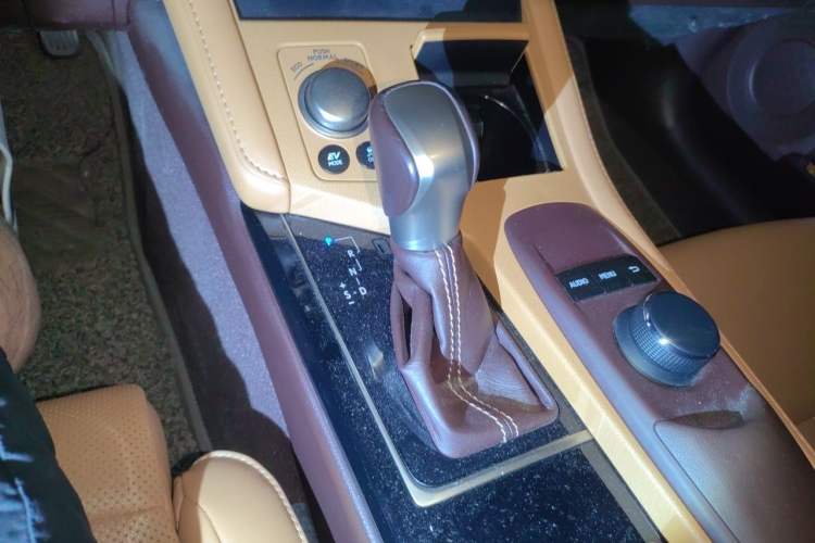 Used Lexus ES 2015 300h Comfort Edition Gear Lever