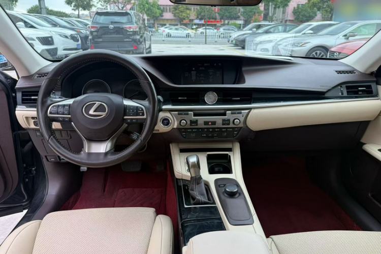 Used Lexus ES 2015 300h Comfort Edition Interior 1