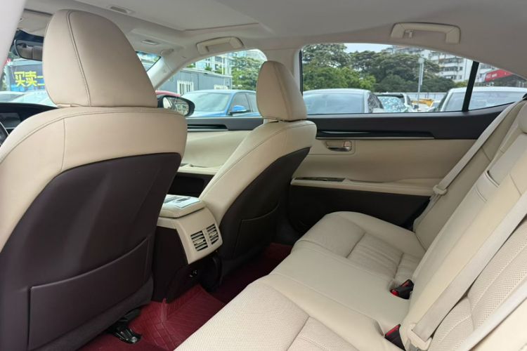 Used Lexus ES 2015 300h Comfort Edition Interior 2