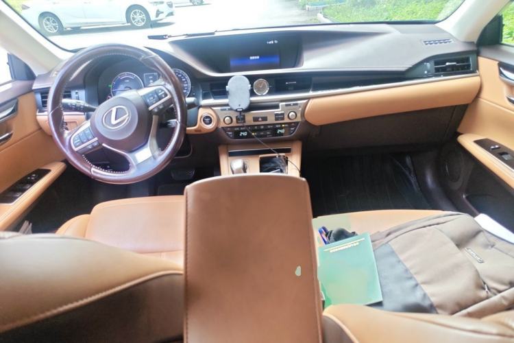 Used Lexus ES 2015 300h Comfort Edition Interior 2
