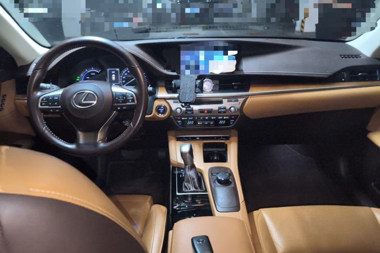 Used Lexus ES 2015 300h Luxury Edition Interior 2