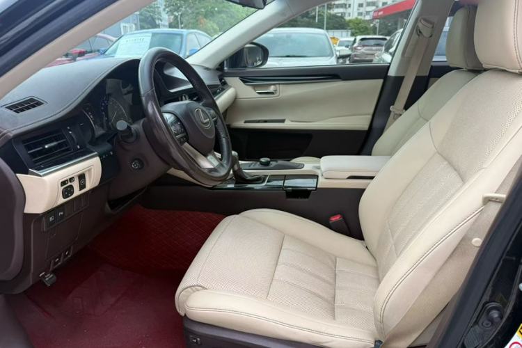 Used Lexus ES 2015 300h Comfort Edition Interior 3