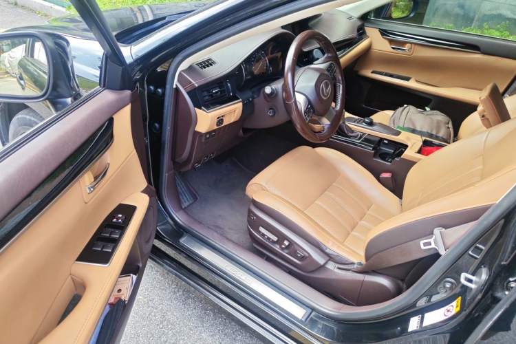 Used Lexus ES 2015 300h Comfort Edition Interior 3