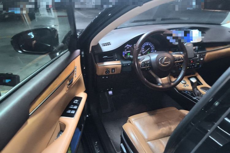 Used Lexus ES 2015 300h Luxury Edition Interior 3