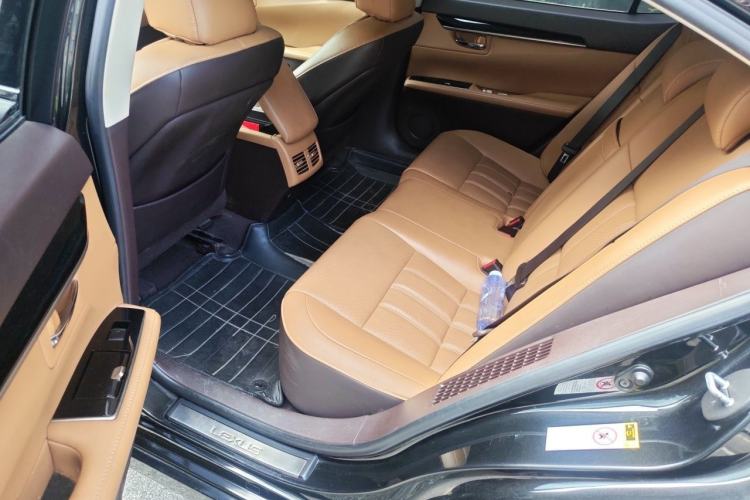 Used Lexus ES 2015 300h Comfort Edition Interior 4