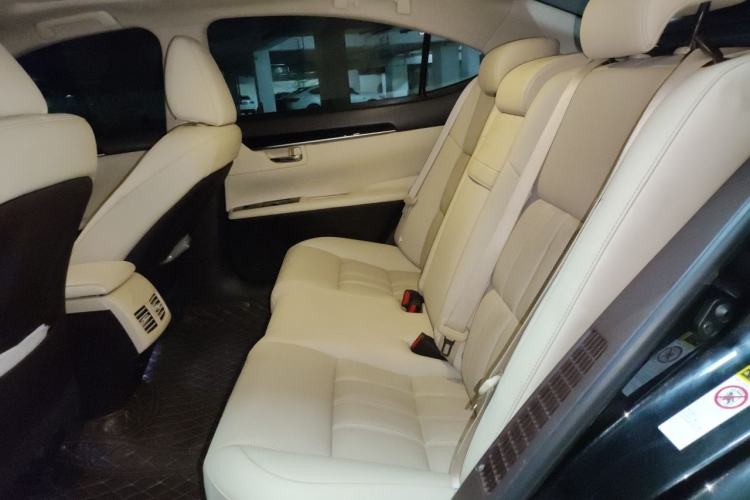Used Lexus ES 2015 300h Comfort Edition Left Rear Seat