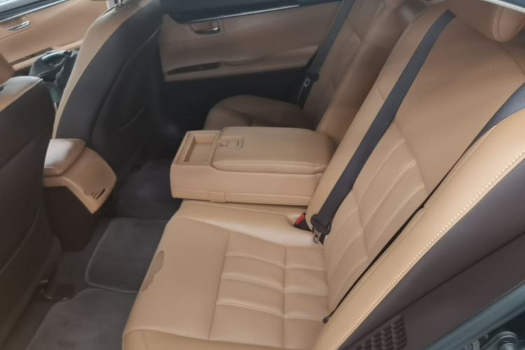 Used Lexus ES 2015 300h Comfort Edition Left Rear Seat