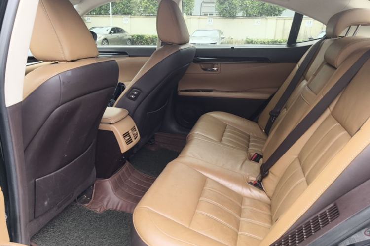 Used Lexus ES 2015 300h Luxury Edition Left Rear Seat