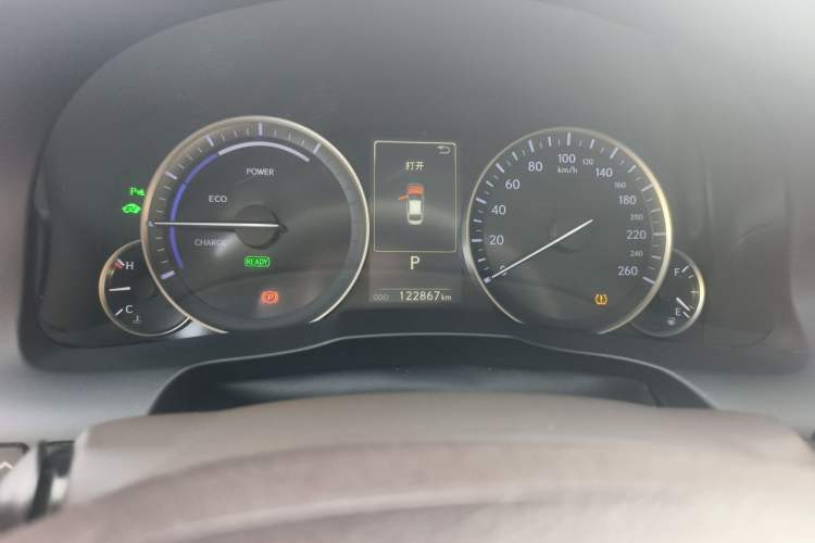 Used Lexus ES 2015 300h Comfort Edition Odometer Close Up