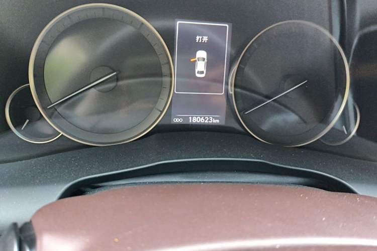 Used Lexus ES 2015 250 Elegant Edition Odometer Close Up