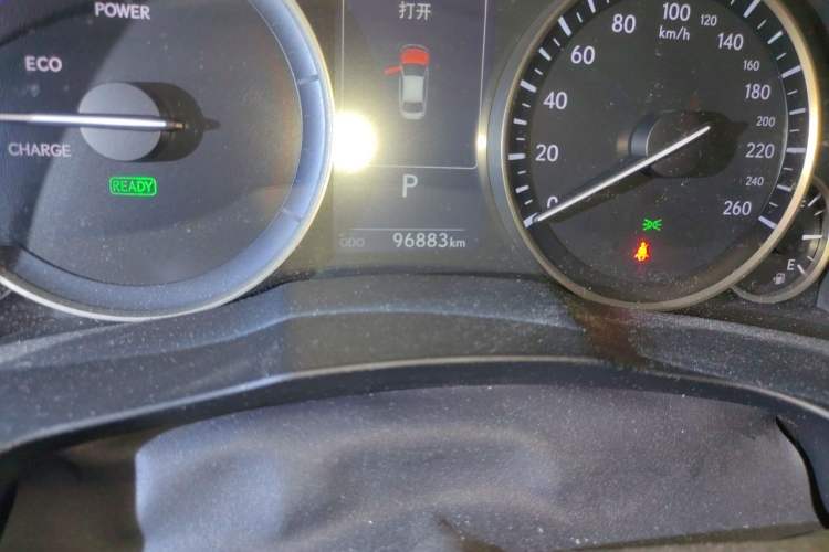 Used Lexus ES 2015 300h Comfort Edition Odometer Close Up