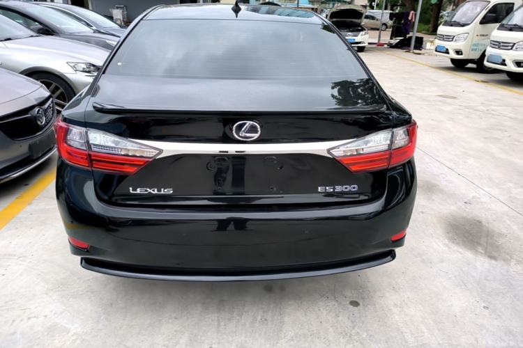 Used Lexus ES 2015 300h Comfort Edition Rear