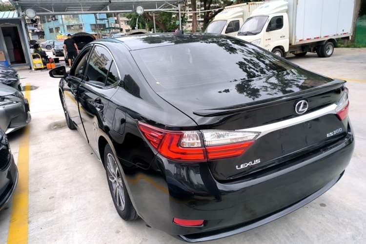 Used Lexus ES 2015 300h Comfort Edition Rear Left 45 Deg