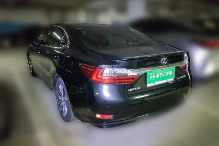 Used Lexus ES 2015 300h Comfort Edition Rear Left 45 Deg