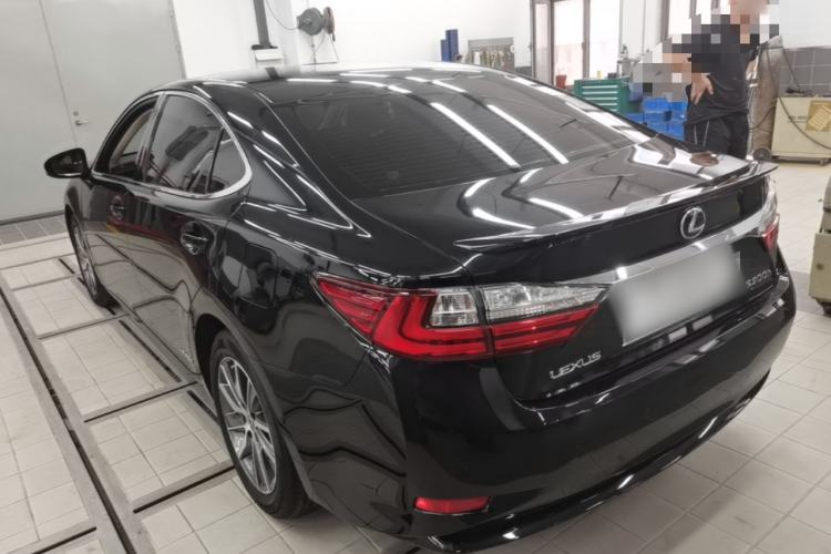 Used Lexus ES 2015 300h Comfort Edition Rear Left 45 Deg