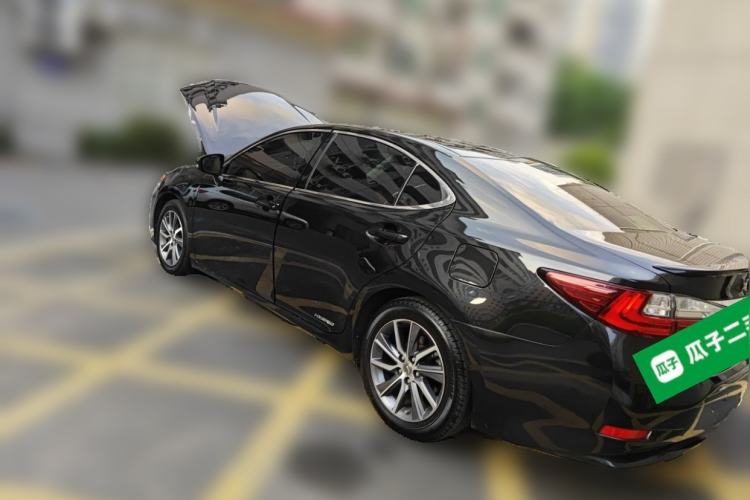 Used Lexus ES 2015 300h Comfort Edition Rear Left 45 Deg