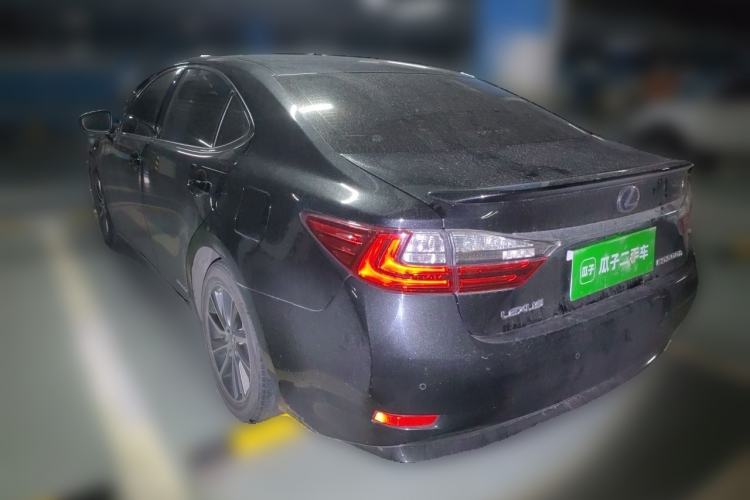 Used Lexus ES 2015 300h Comfort Edition Rear Left 45 Deg