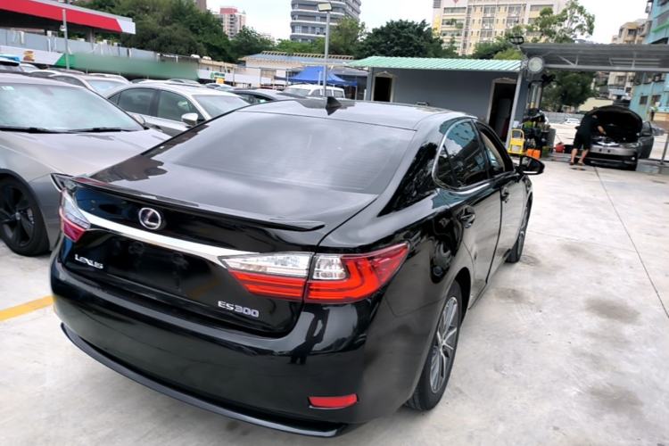 Used Lexus ES 2015 300h Comfort Edition Rear Right 45 Deg