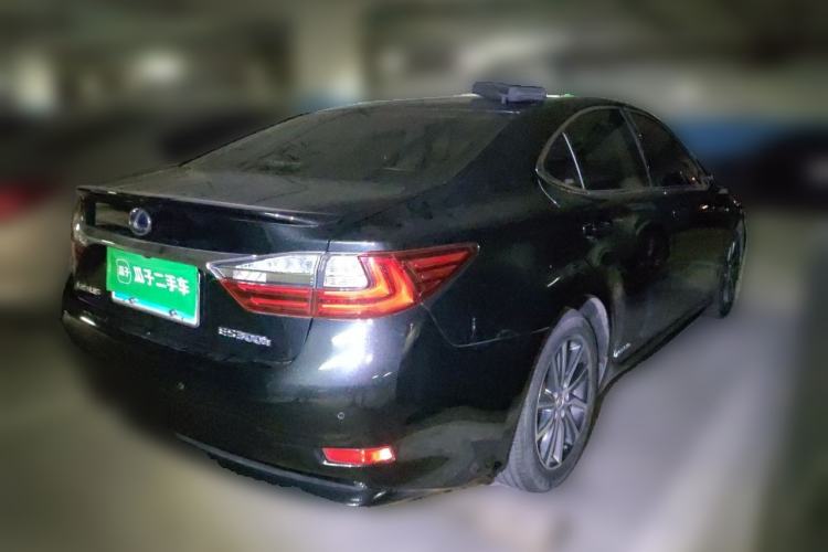 Used Lexus ES 2015 300h Comfort Edition Rear Right 45 Deg