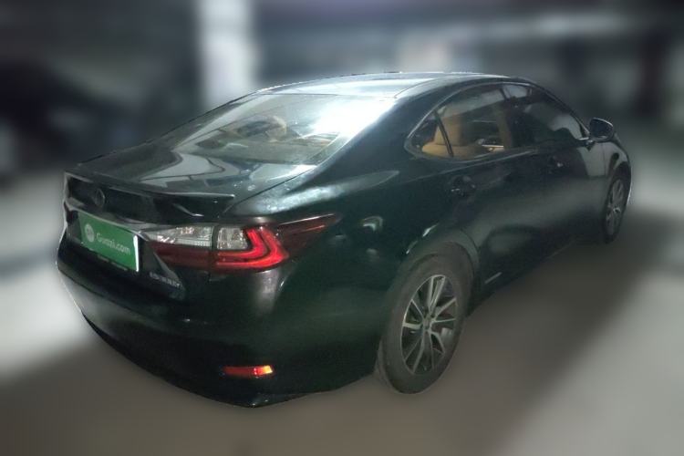 Used Lexus ES 2015 300h Comfort Edition Rear Right 45 Deg