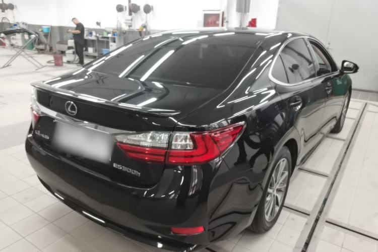 Used Lexus ES 2015 300h Comfort Edition Rear Right 45 Deg