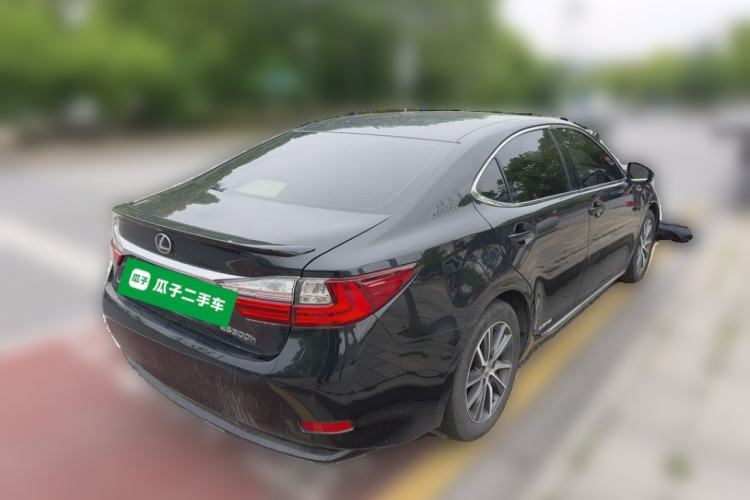Used Lexus ES 2015 300h Comfort Edition Rear Right 45 Deg