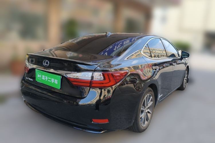 Used Lexus ES 2015 300h Comfort Edition Rear Right 45 Deg