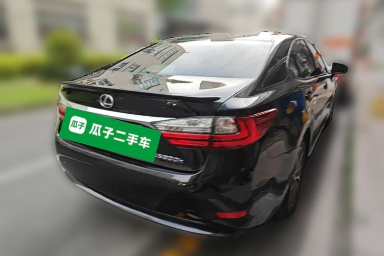Used Lexus ES 2015 300h Comfort Edition Rear Right 45 Deg
