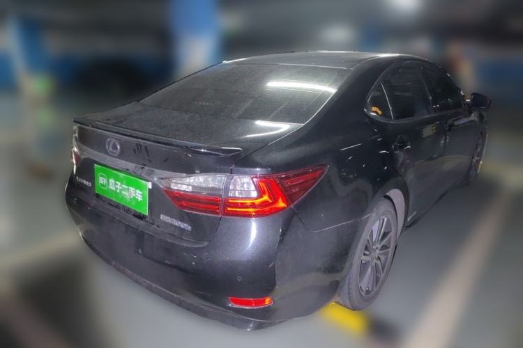 Used Lexus ES 2015 300h Comfort Edition Rear Right 45 Deg